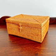 アタ製ふた付きボックスB／小物入れ／お裁縫箱／メイクグッズ・お薬等収納ボックス（17×12×高さ8cm／平編み）AT256