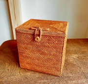 アタ製ふた付きメイクボックス・収納ボックス（21×17×高さ22cm／リボン留め／ひし形模様入り）AT289