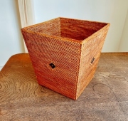 アタ製　角型くずかご／鉢カバー／植木鉢カバー（最大24cm×24cm×高さ24cm／黒モチーフ入り）AT290