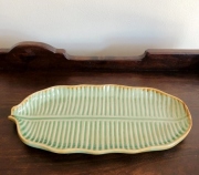 タバナン焼き　バナナリーフのお皿（29.5cm×14cm×H2.5cm　グリーン／ツヤ有りタイプ）IA052