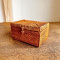 【アウトレット】アタ製・蓋付きお弁当箱／小物入れ（約15×10×高さ8cm／モチーフ入り）AT331a