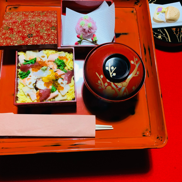 桜づくし5.0三段重箱朱 さくら5.0三段重（白/ピンク）KZ3274 | 山中塗