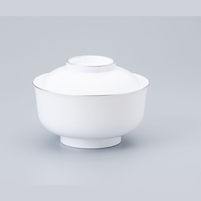 テーブルを美しく飾る器