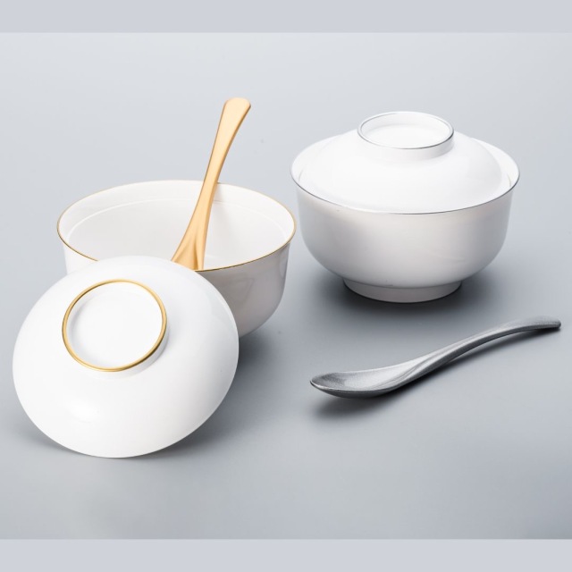 テーブルを美しく飾る器