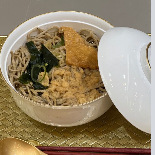 テーブルを美しく飾る器