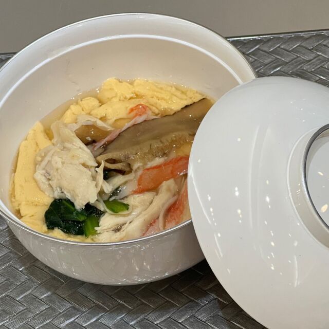 テーブルを美しく飾る器