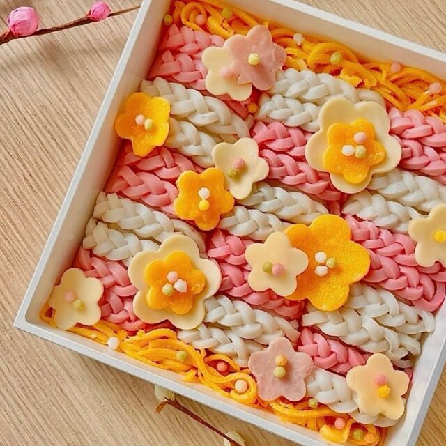 花とリボンの装飾 4段重箱 美しい日本の四季を白い重箱に・・・