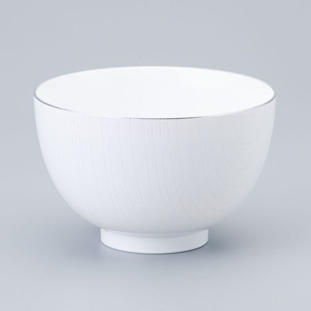 エレガントな白いスープボウル