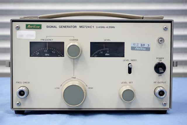 中古　アンリツ　信号発生器　MG724C1　（管理番号：UKK-10944）