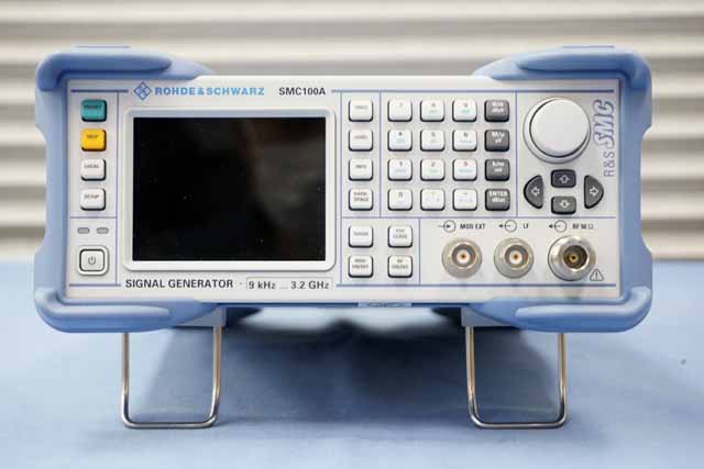 中古　ローデシュワルツ　シグナルジェネレータ　SMC100A　(管理番号：UKK-12998)