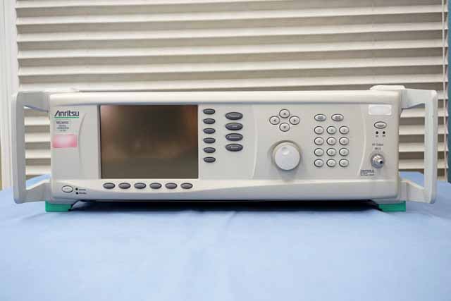 中古　アンリツ　RF/マイクロ波信号発生器　MG3692C　(管理番号：UKK-13002）