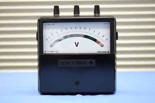 中古(未使用品)　横河計測　交流電圧計　2013-15　(管理番号：R900Z-201315)