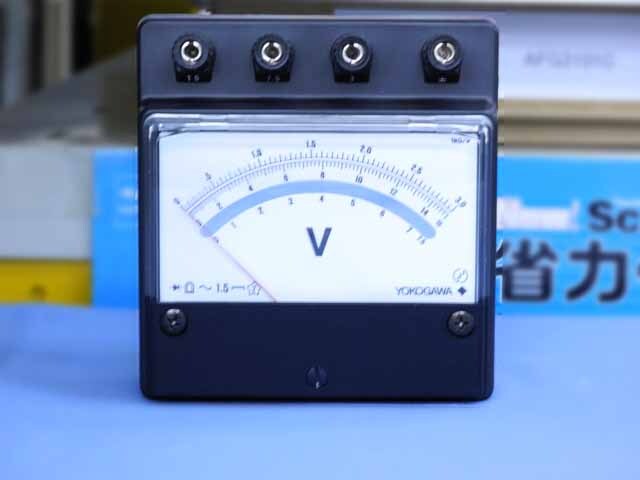 中古(未使用品)　横河計測　交流電圧計　2052-05　(管理番号：R900Z)