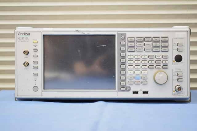 中古　アンリツ　ベクトル信号発生器　MG3710A　(管理番号：UKK-12189)
