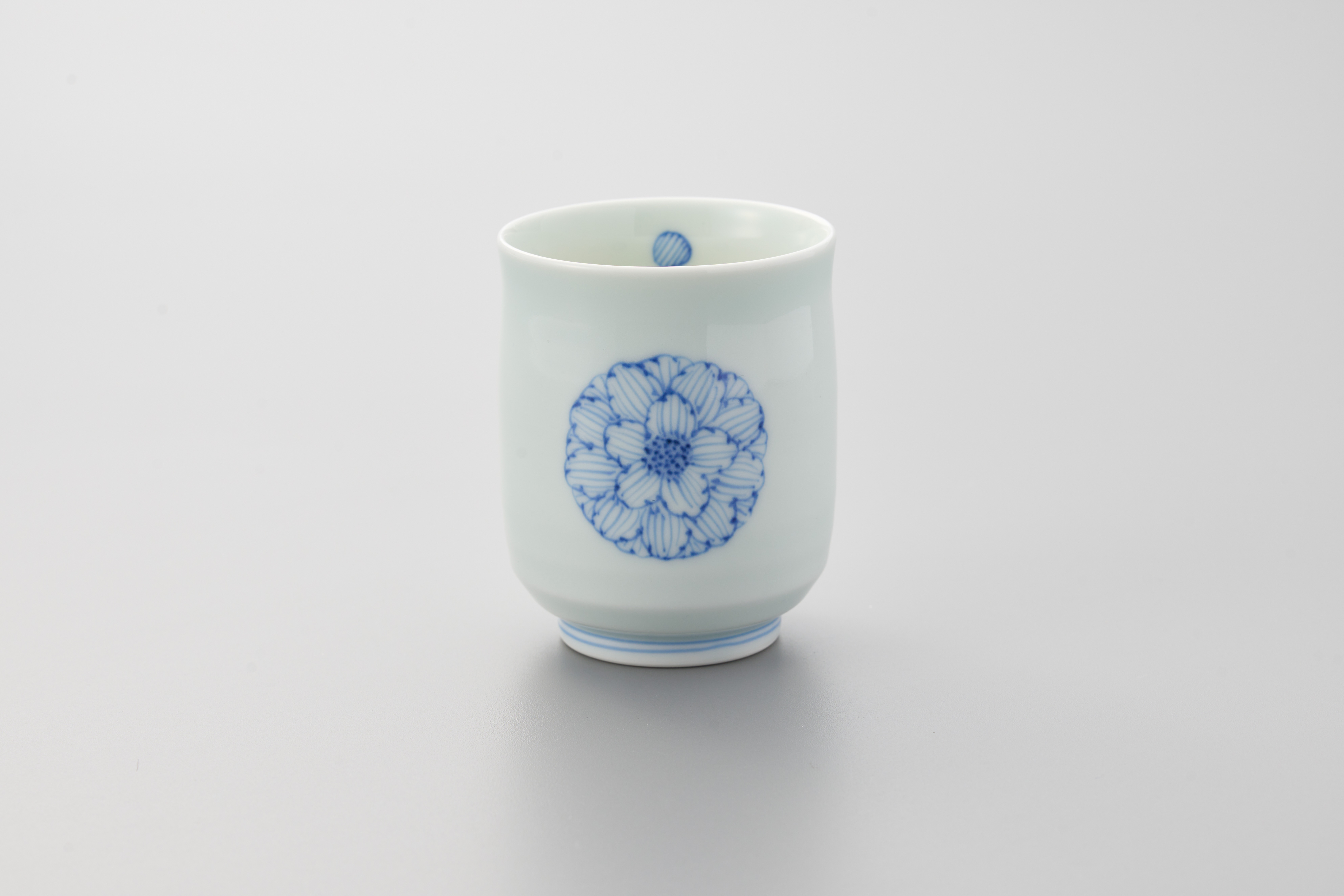 染付牡丹段入反湯呑（小）