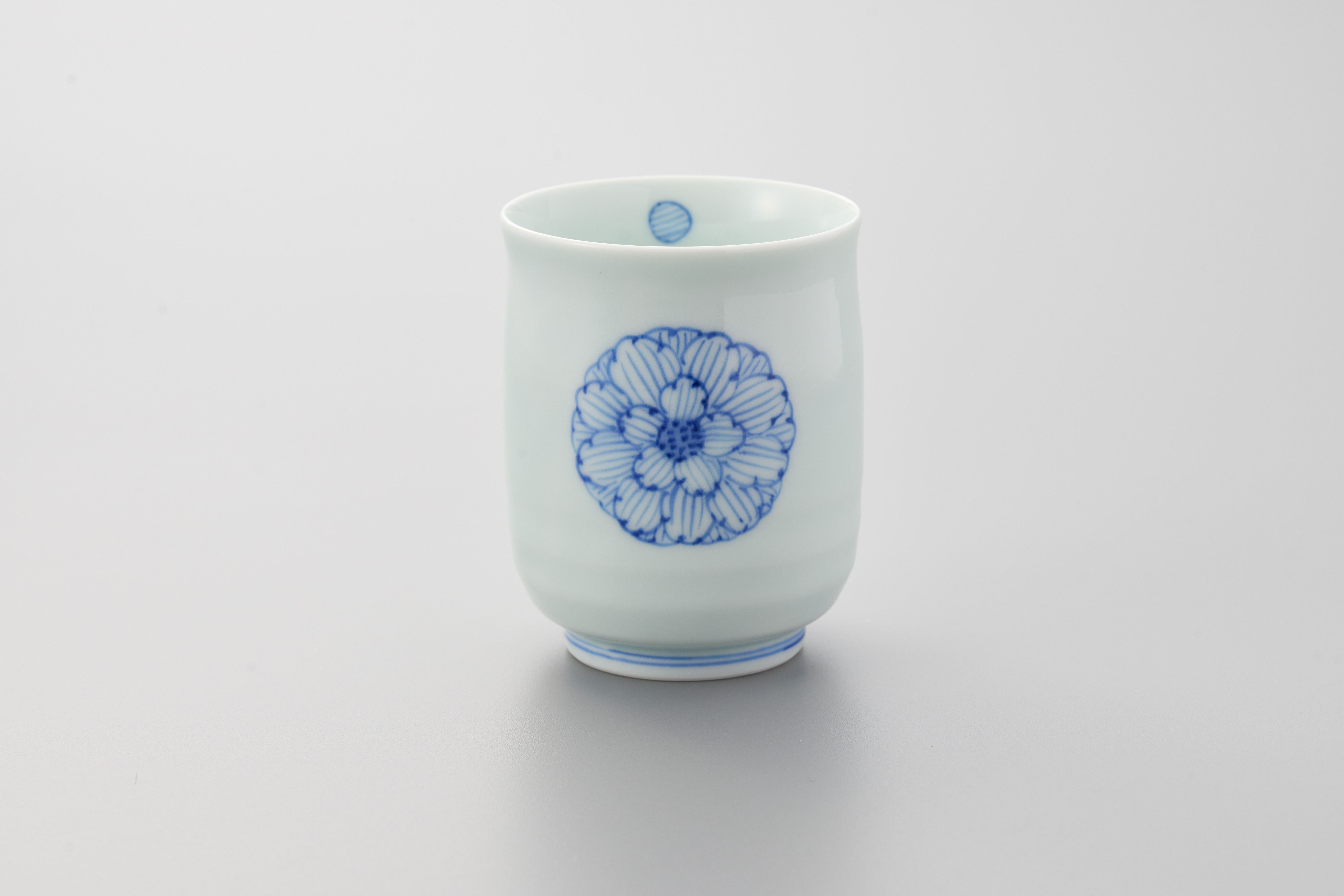 染付牡丹段入反湯呑（大）