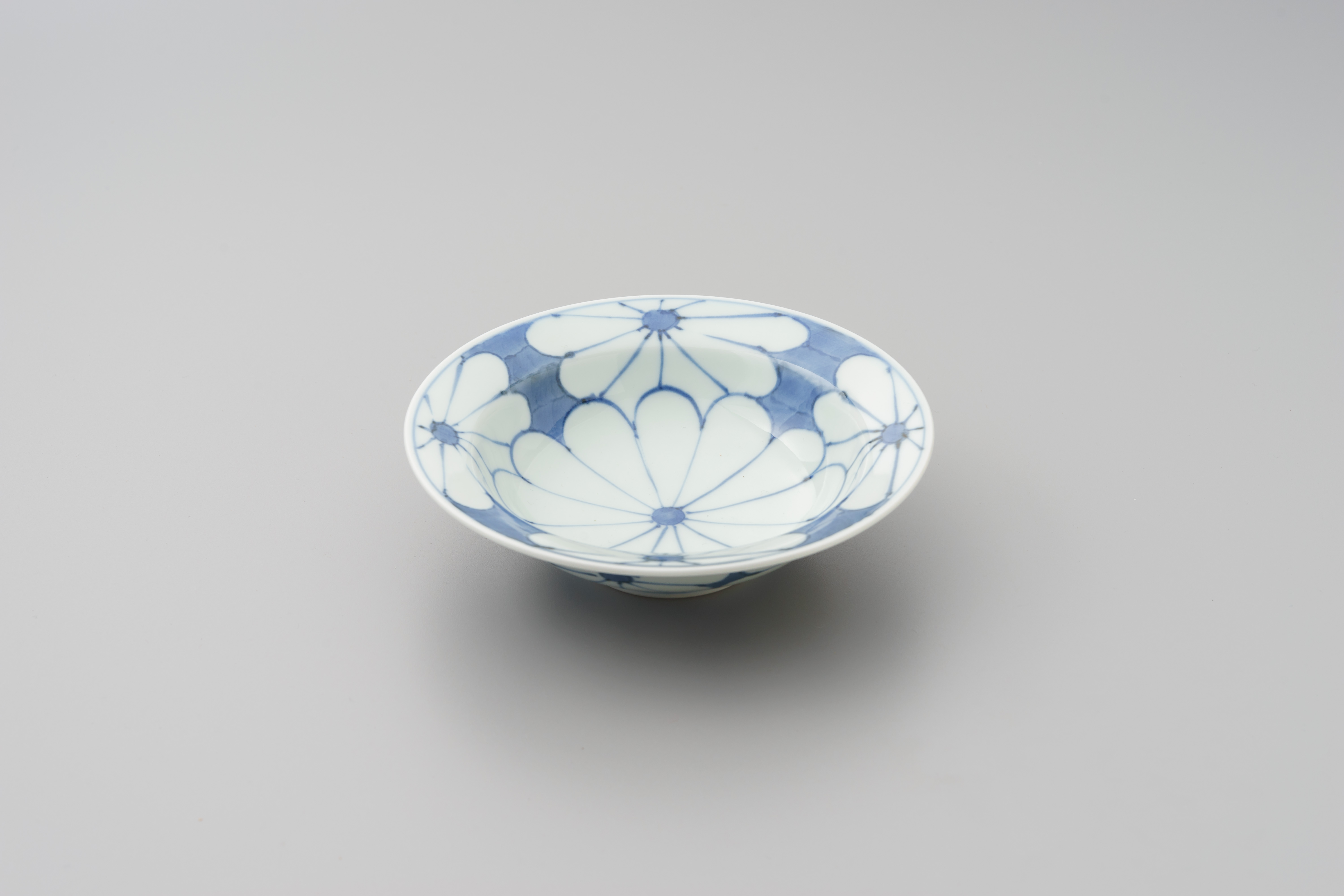 染付外濃菊花紋かぶと鉢（小）