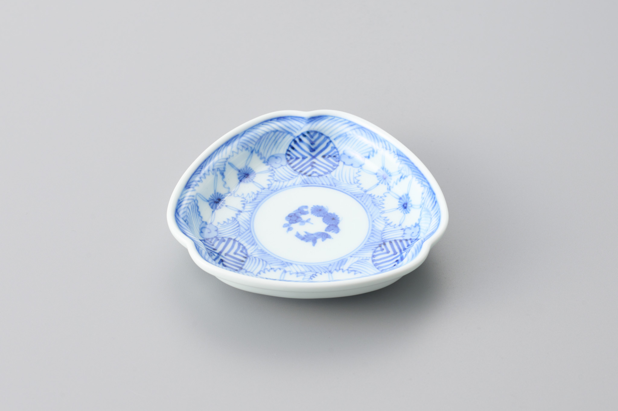 染付地紋撫子三方皿
