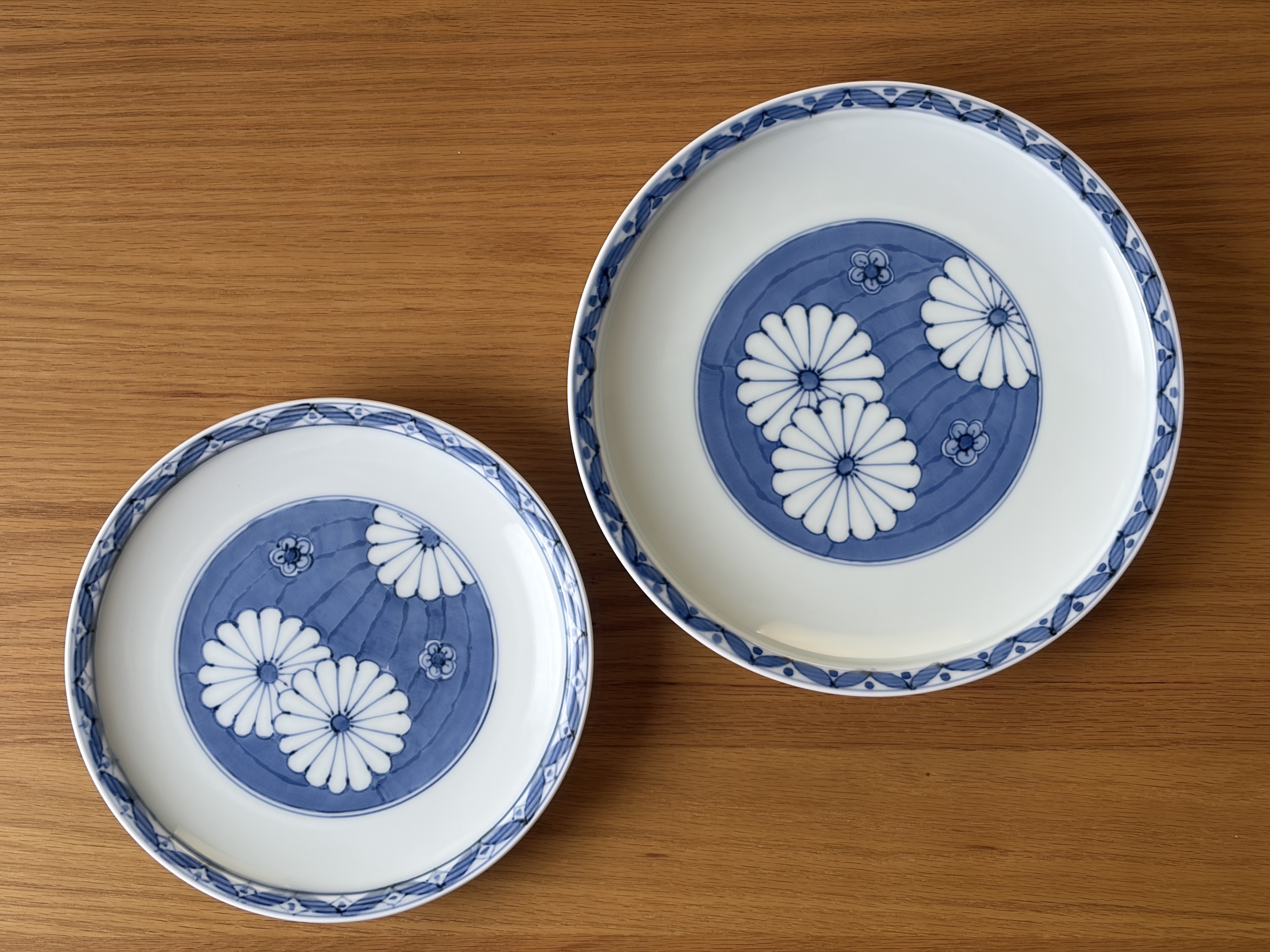 訳あり商品30%off 染付菊花紋円渕皿