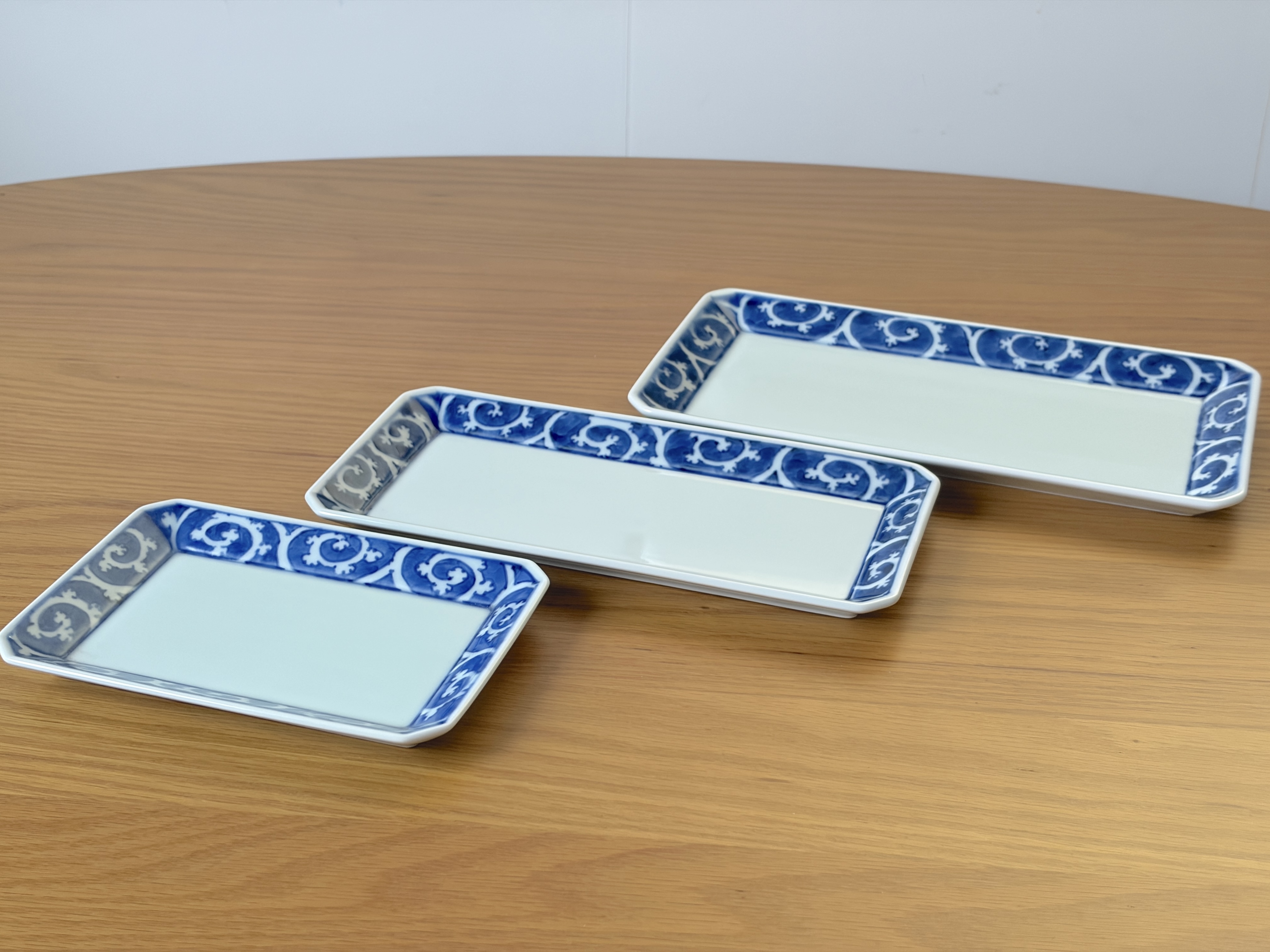 染付外濃蛸唐草長角皿