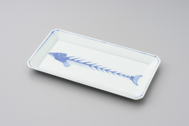染付魚（骨）長角皿・有田焼渓山窯の角皿です。