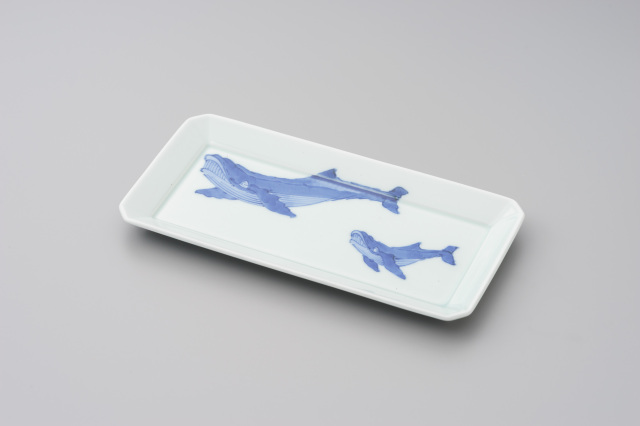 染付ナガスくじら長角皿・有田焼渓山窯の角皿です。