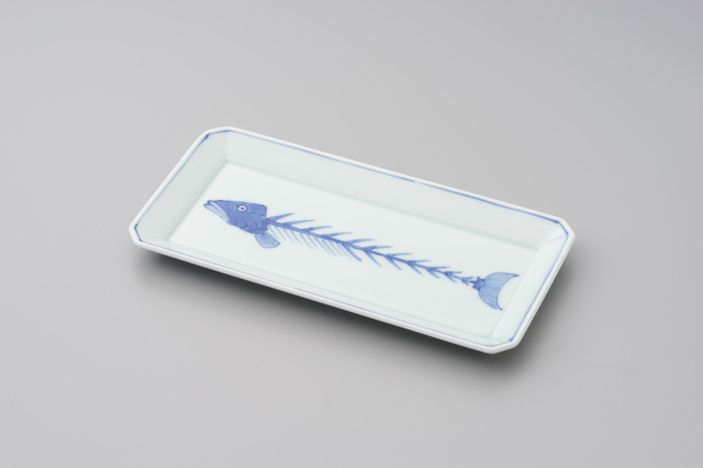 染付魚（骨）長角皿・有田焼渓山窯の角皿です。