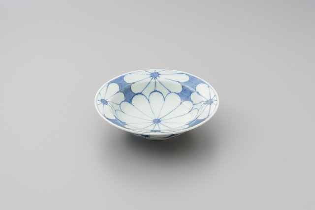 染付外濃菊花紋かぶと鉢（小）