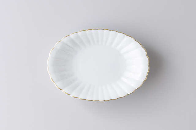 渕金白磁菊型小判皿・有田焼渓山窯の皿です。