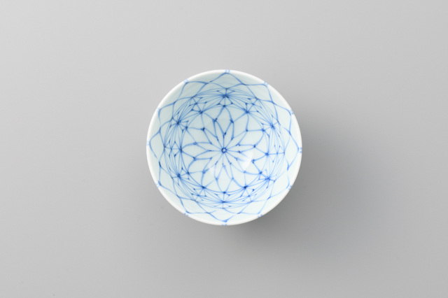 染付網目麻の葉深小丼・有田焼渓山窯の深小丼です。