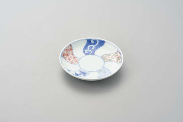 染錦捻祥瑞4寸皿・有田焼渓山窯の皿です。