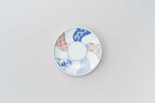 染錦捻祥瑞4寸皿・有田焼渓山窯の皿です。 染錦捻祥瑞4寸皿・有田焼渓山窯の皿です。