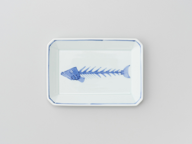 染付魚（骨）長角皿・有田焼渓山窯の角皿です。