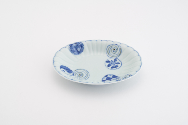 染付渦丸紋菊型小判皿・有田焼渓山窯の皿です。