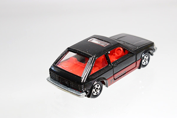 ミニカーショップ ケンボックス トミカ 黒箱☆4☆マツダファミリア 