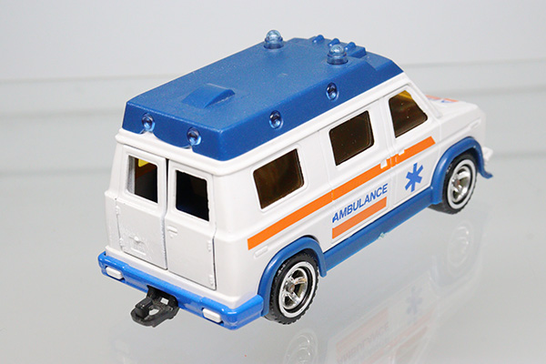 ミニカーショップ ケンボックス 外国モデル AMBULANCE※マジョレット