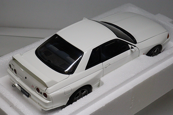 世界的に有名な オートアート NISSAN SKYLINE GT-R R32 1:18 白 www