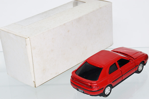 ミニカーショップ ケンボックス ダイヤペットマツダ323(赤) ※輸出仕様