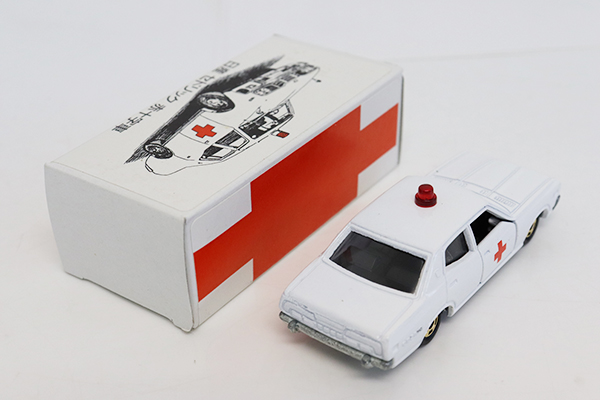 ミニカーショップ ケンボックス トミカ特注 日本製 日産セドリック赤十字車 金ホイール ジール特注 チップ 買取品 現状渡しminicar Shop Kenbox Tomica