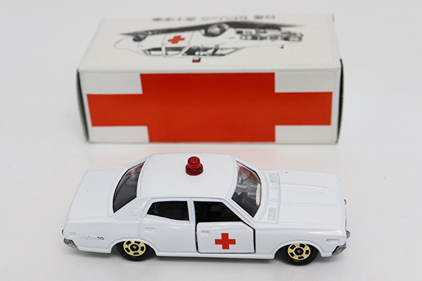 ミニカーショップ ケンボックス トミカ特注 日本製 日産セドリック赤十字車 金ホイール ジール特注 チップ 買取品 現状渡しminicar Shop Kenbox Tomica