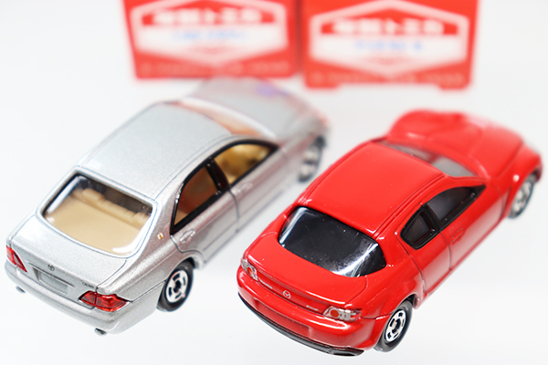 ☆大感謝セール】 1/18ミニカー2台セット！(おまけ付き！) ミニカー