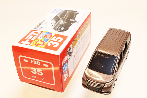 ミニカーショップ ケンボックス トミカ 赤箱☆35☆トヨタノア ※新車