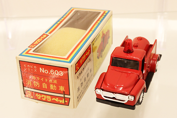 ミニカーショップ ケンボックス サクラペット赤ライト点滅 消防自動車