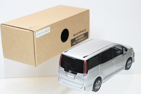新品　TOYOTA　エスクァイア　サンプルカー　箱付き 新品 TOYOTA エスクァイア サンプルカー 箱付き ミニカー