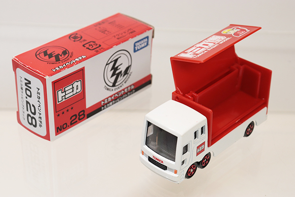 【珍品入手困難】トミカ【超稀少非売品】店舗販促用 特大トミカ箱く 珍品入手困難】トミカ【超稀少非売品】店舗販促用 特大トミカ箱く