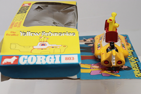 The Beatlesミニカー13台 HotWheels Corgi The Beatlesミニカー13台 HotWheels Corgi ミニカー