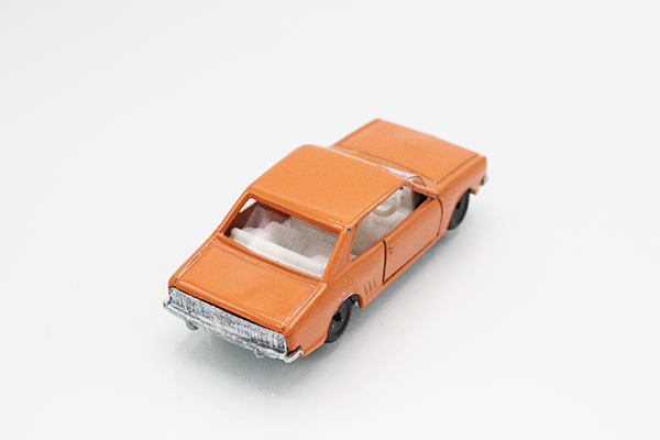 オレンジ色のミニカー セダン風 ミニカーショップ ケンボックス 外国モデル☆112☆三菱約7.2cm