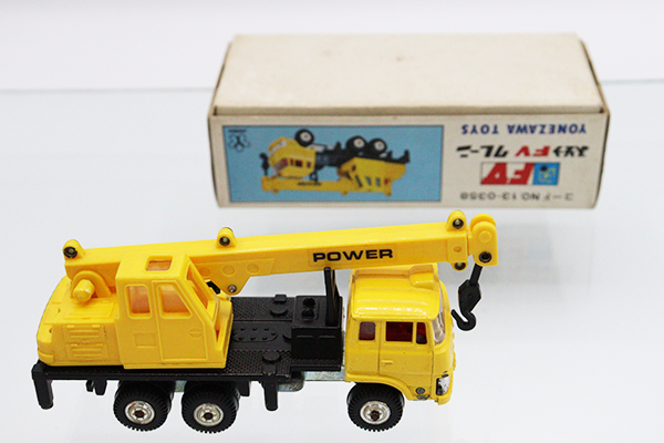 FUSO クレーン？ミニカー ？ティッシュ箱くらい？ FUSO クレーン？ミニカー ？ティッシュ箱くらい？ FUSO クレーン