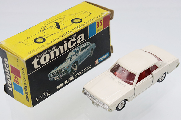 ミニカー　1/65 ニッサン グロリア 2000GX(ライトブルー/黒箱/1Hホイール/日本製) 「トミカ No.85」 トミカ ニッサン グロリア 2000GX NO.85 ミニカー 7.8cm 当時物