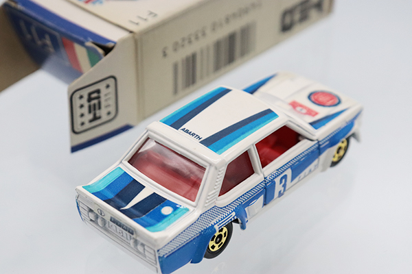トミカ　青箱
